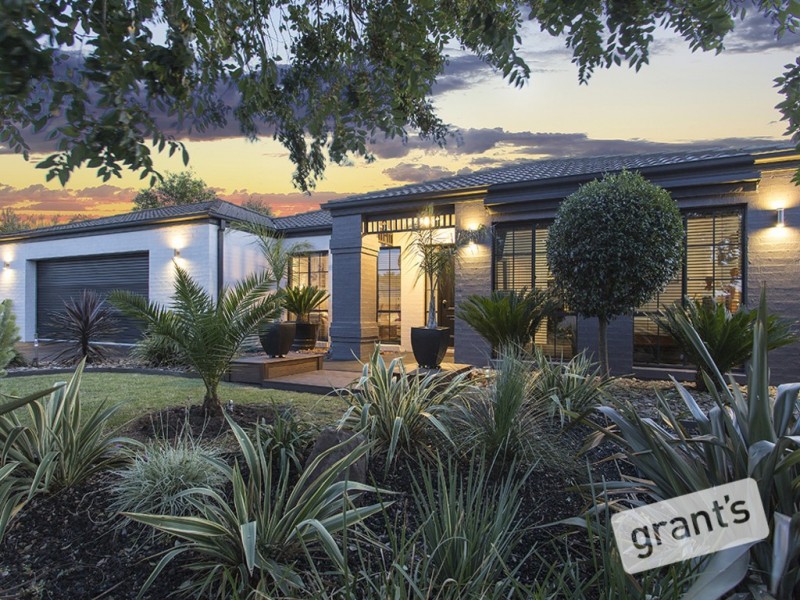 3 Clapton Court, Cranbourne East VIC 3977