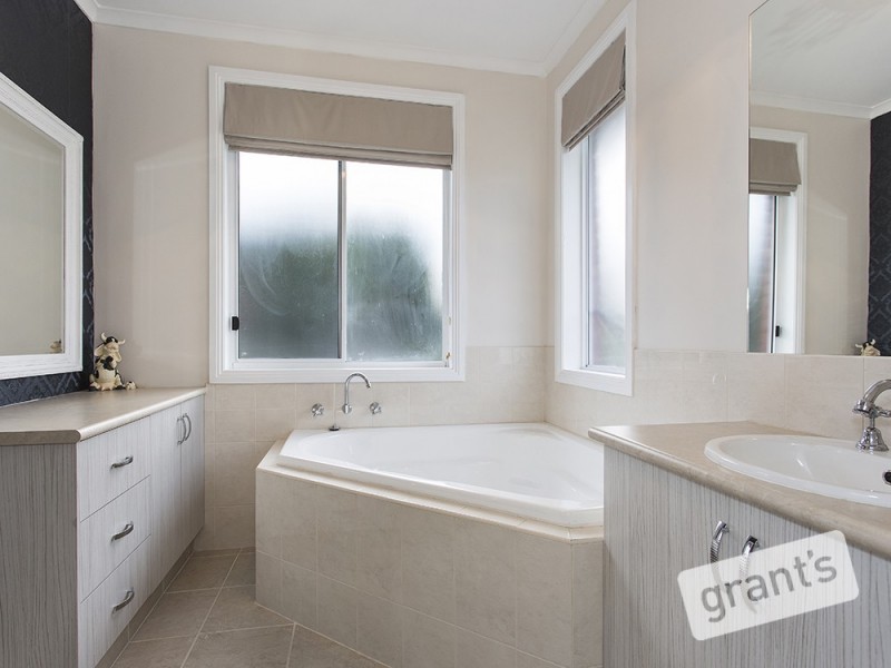 24 Macquarie Circuit, Pakenham VIC 3810