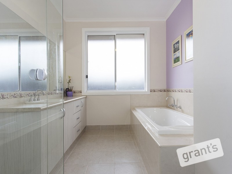 24 Macquarie Circuit, Pakenham VIC 3810