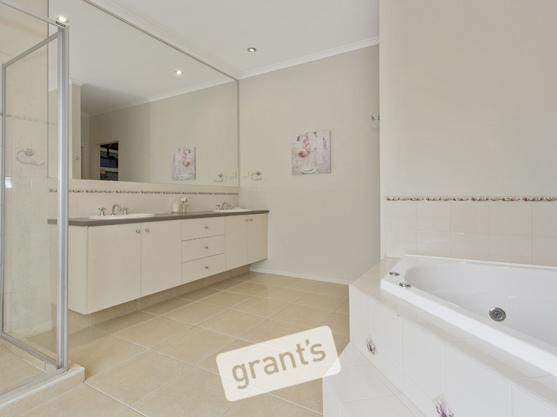 4 McAuley Avenue, Pakenham VIC 3810