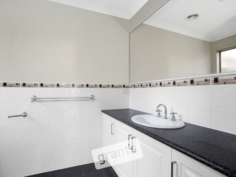 2/12 Abeckett Road, Bunyip VIC 3815