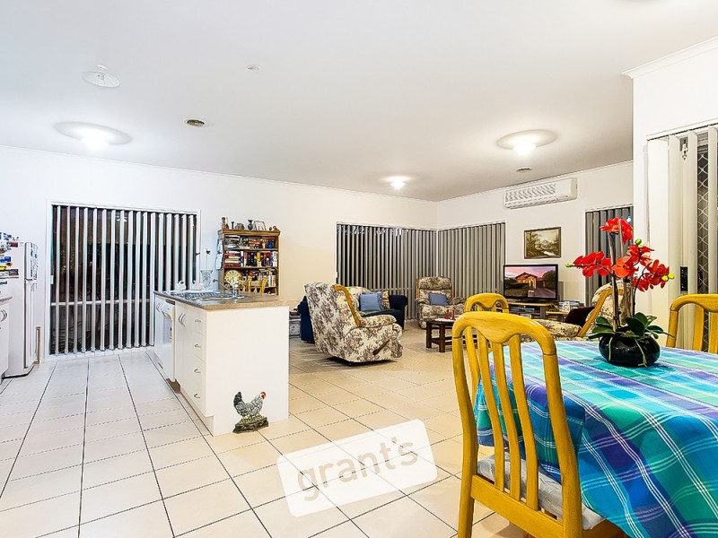 8 Hopkins Pass, Pakenham VIC 3810