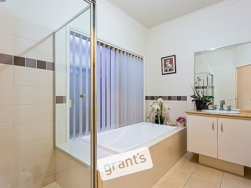 8 Hopkins Pass, Pakenham VIC 3810