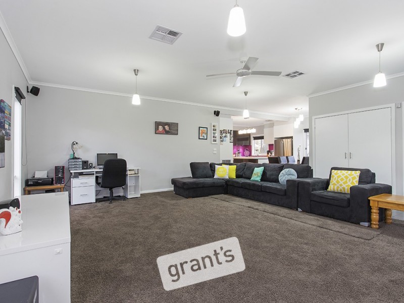 10 Sybella Avenue, Koo Wee Rup VIC 3981