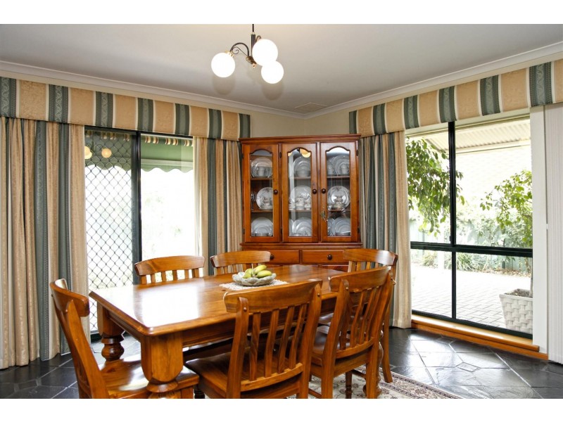 2 Holmeswood Ct, Para Hills West SA 5096