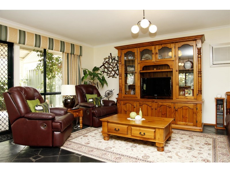 2 Holmeswood Ct, Para Hills West SA 5096