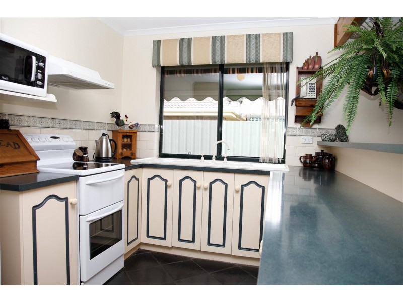 2 Holmeswood Ct, Para Hills West SA 5096