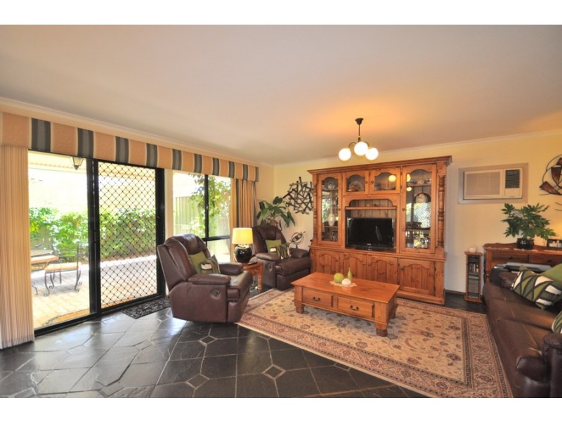 2 Holmeswood Ct, Para Hills West SA 5096