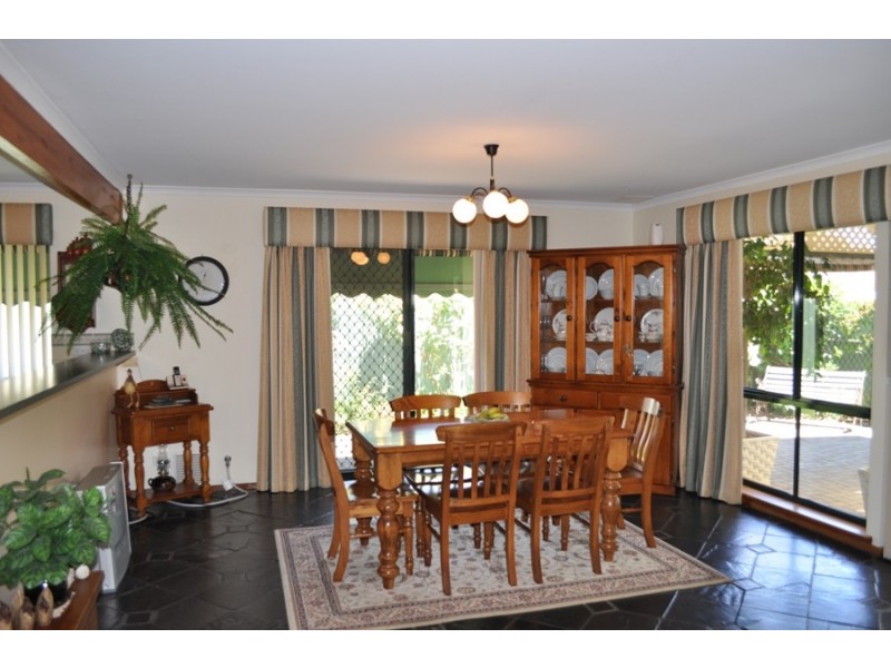 2 Holmeswood Ct, Para Hills West SA 5096