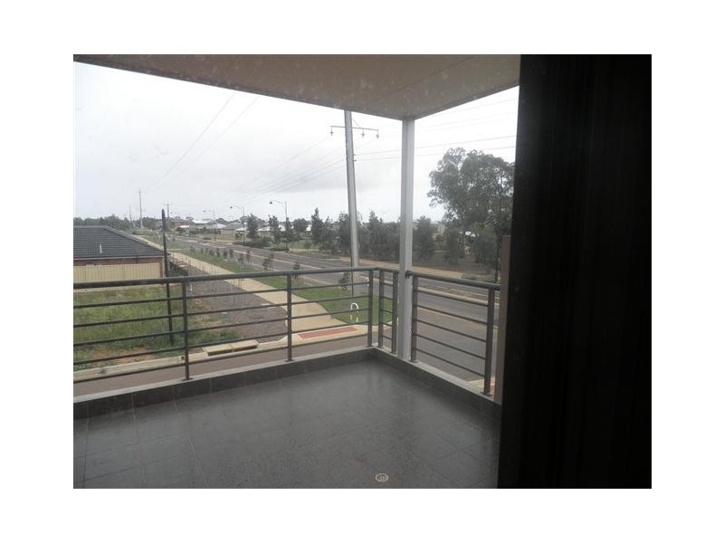 Unit 1/1 Emporer Way, Munno Para SA 5115