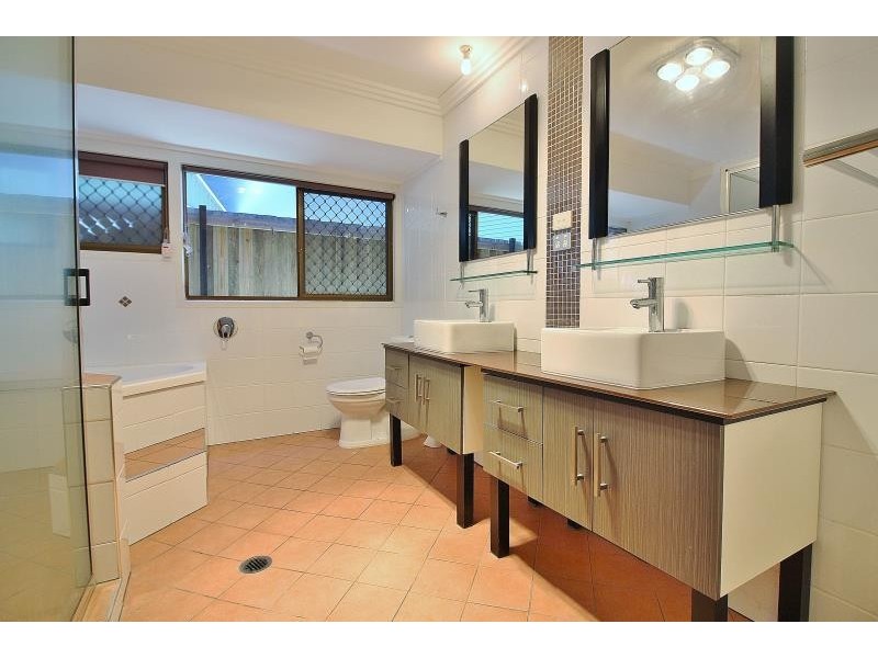 5 Cambral Court, Petrie QLD 4502