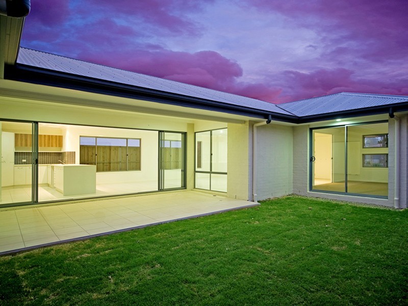 15 Beerwah Pde, Kallangur QLD 4503