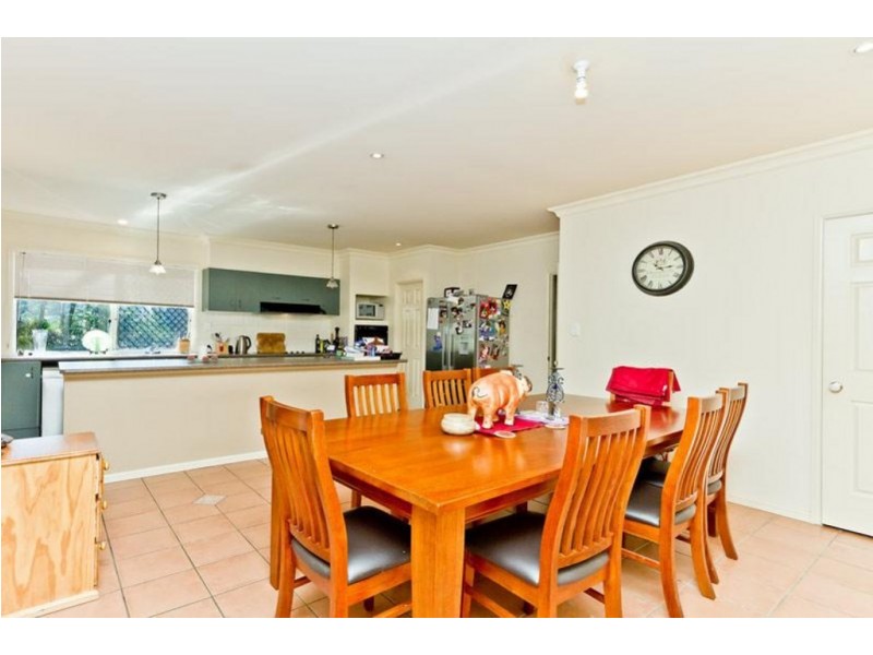 8 Haly Crt, Petrie QLD 4502