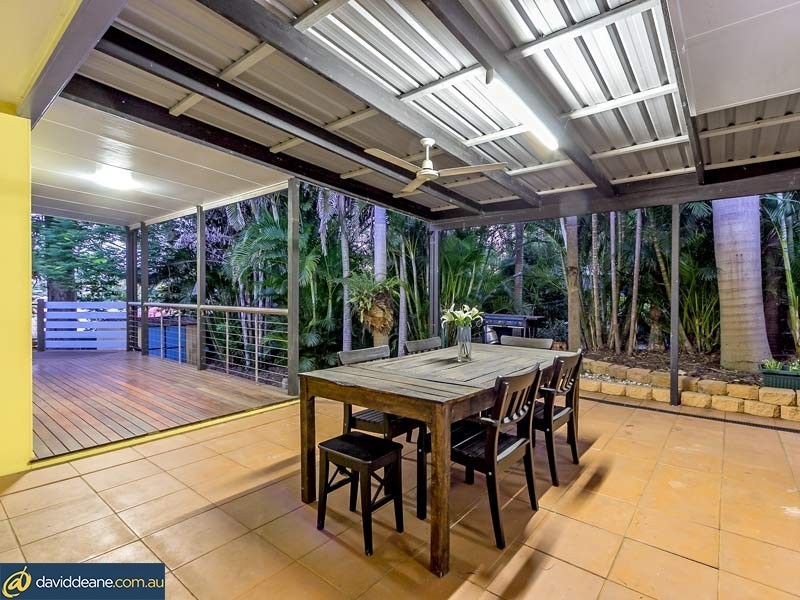 1 Lindfield Dr, Petrie QLD 4502