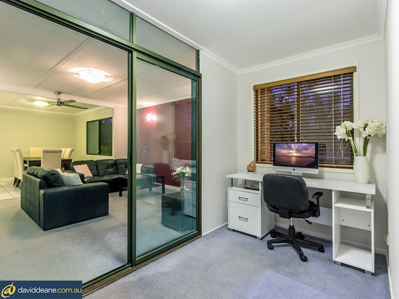 1 Lindfield Dr, Petrie QLD 4502