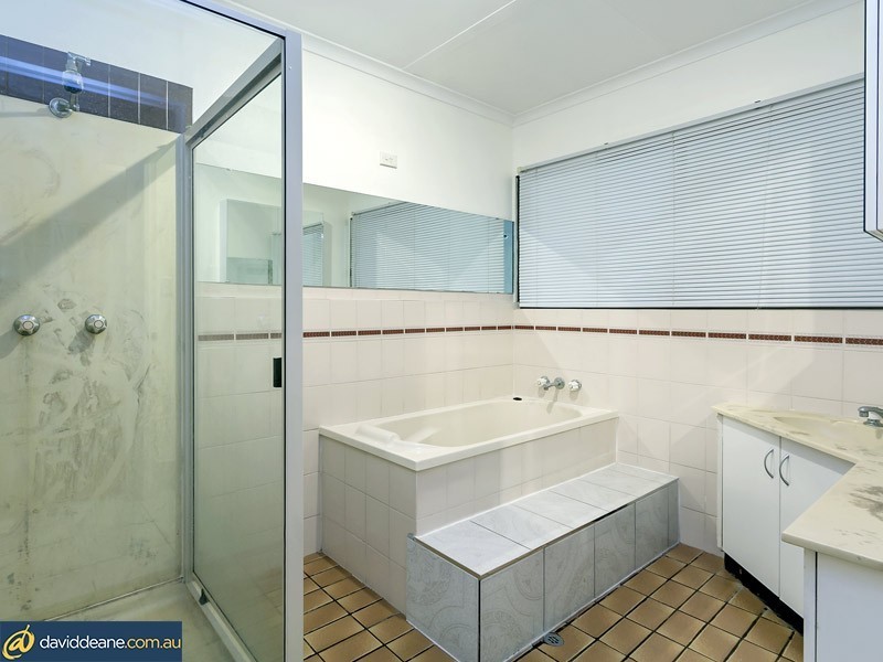 1 Lindfield Dr, Petrie QLD 4502