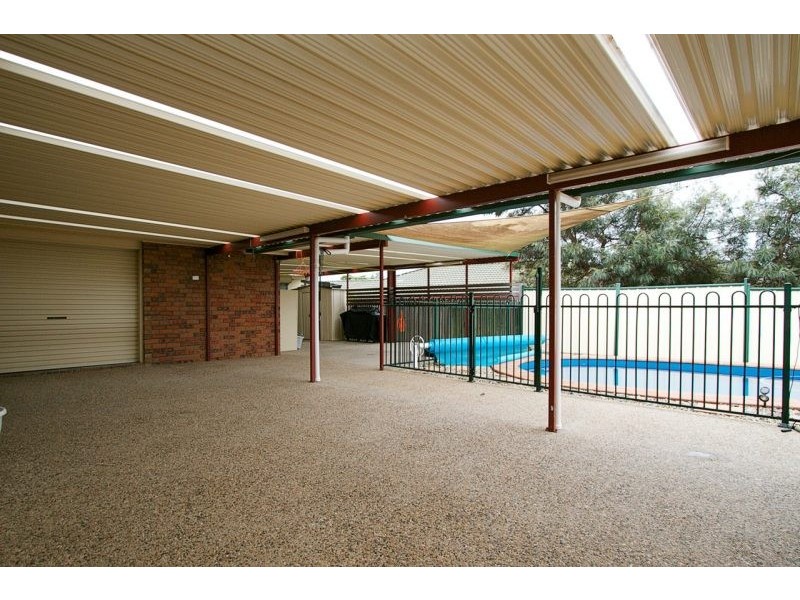 4 Mindi Ct, Cashmere QLD 4500