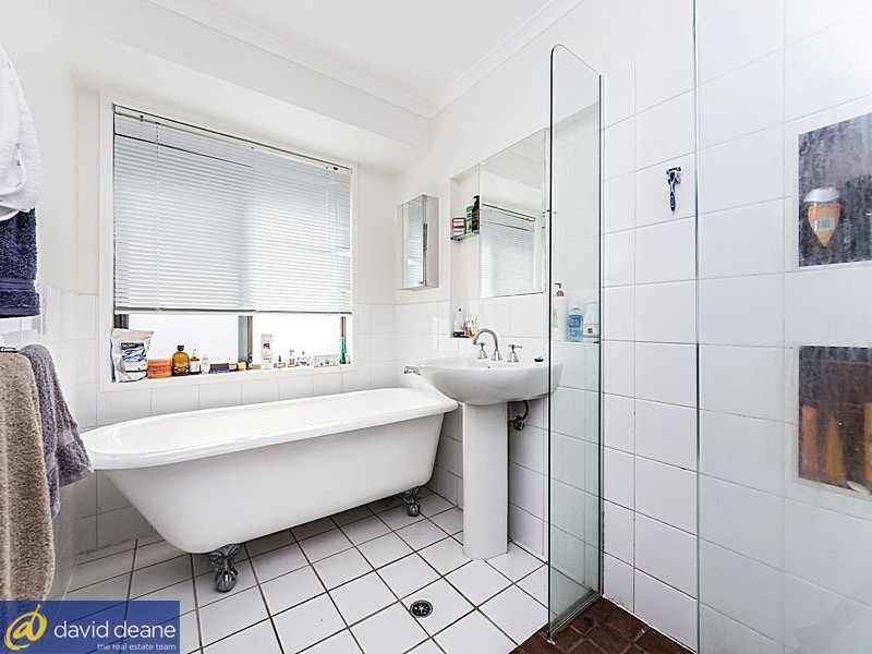 24 Woodlands Ave, Petrie QLD 4502