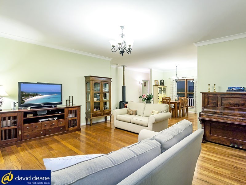 8 Beakey Close, Petrie QLD 4502