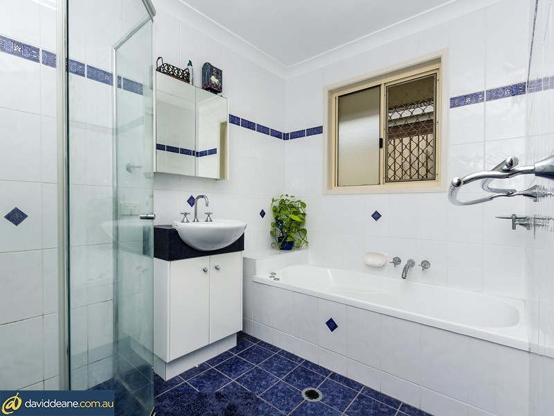 14 Lynanda Crt, Rothwell QLD 4022