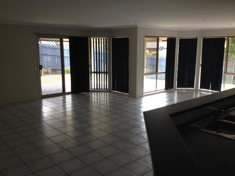 8 Mirrigan Ct, Petrie QLD 4502