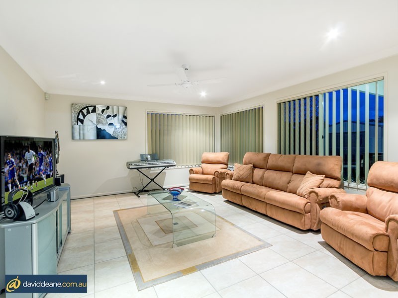 10 Hopkins St, Petrie QLD 4502