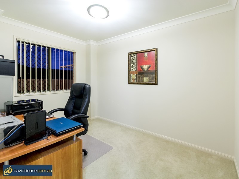 10 Hopkins St, Petrie QLD 4502