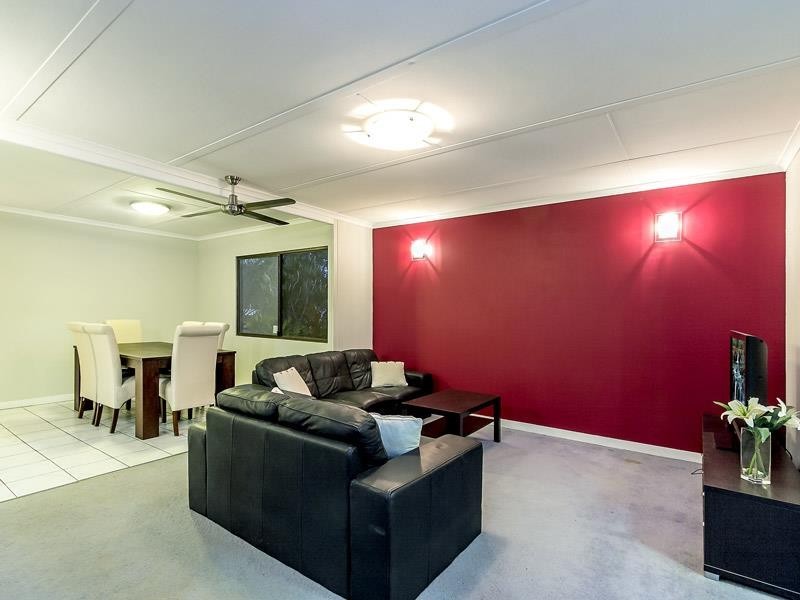 1 Lindfield Dr, Petrie QLD 4502