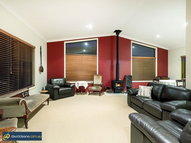 7 Lawson Close, Petrie QLD 4502