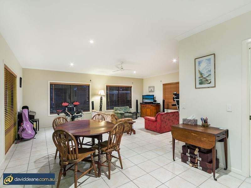 7 Lawson Close, Petrie QLD 4502