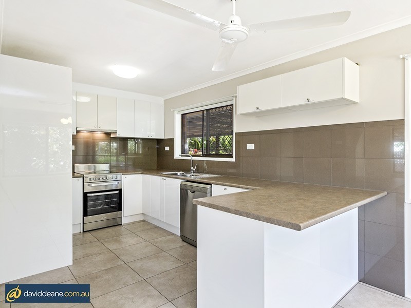 9 Woodlands Ave, Petrie QLD 4502