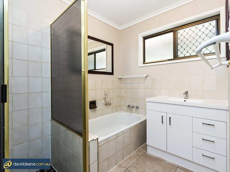 9 Woodlands Ave, Petrie QLD 4502