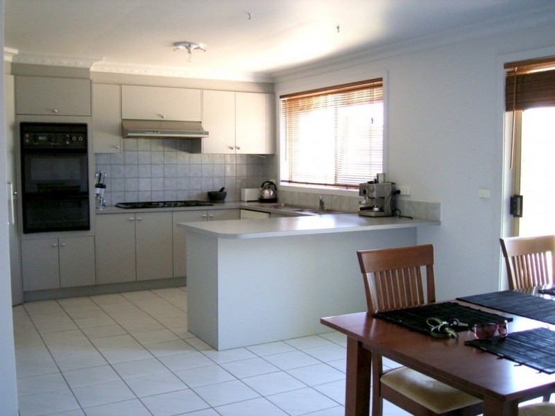 2/8 Trembath Court, Altona Meadows VIC 3028