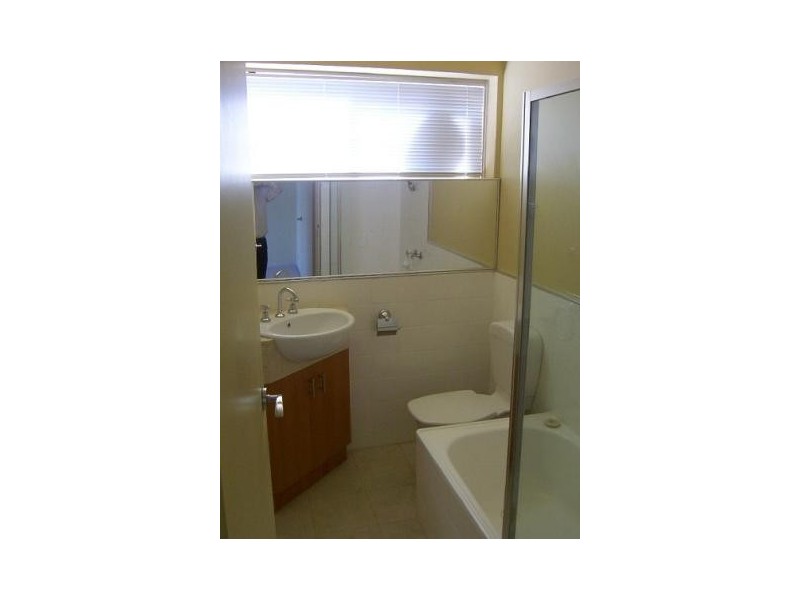 1/4 Irvine Crescent, Brunswick West VIC 3055