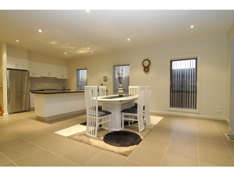 5 Middle Park Drive, Sanctuary Lakes VIC 3030