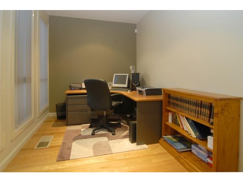 5 Middle Park Drive, Sanctuary Lakes VIC 3030