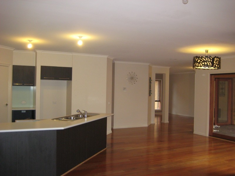 2 Mandaley Court, Sanctuary Lakes VIC 3030