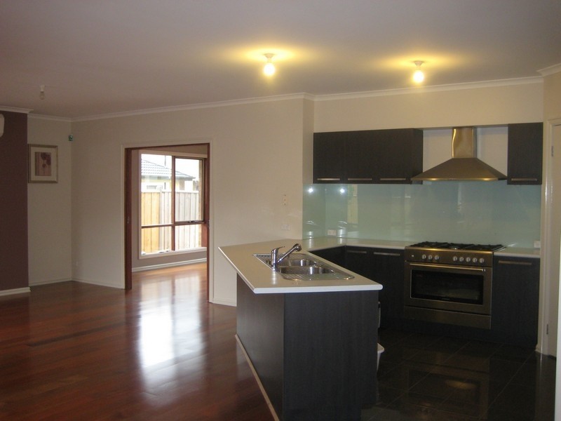 2 Mandaley Court, Sanctuary Lakes VIC 3030
