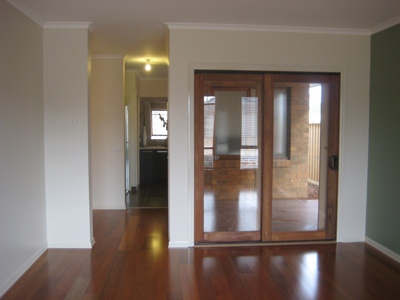2 Mandaley Court, Sanctuary Lakes VIC 3030
