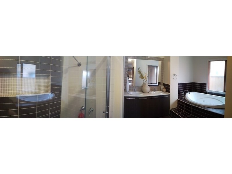 2 Mandaley Court, Sanctuary Lakes VIC 3030