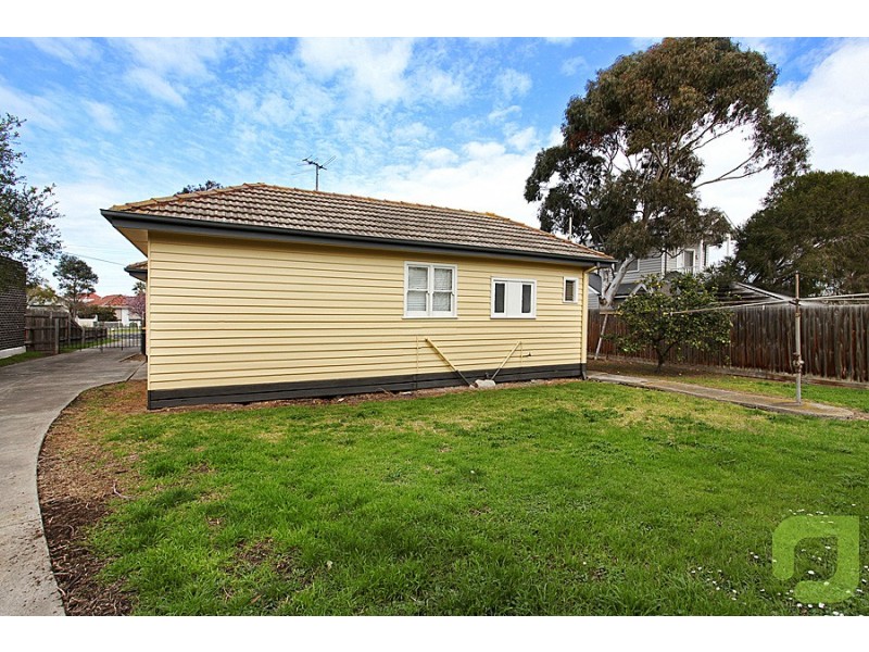 10 Rosshire Road, Newport VIC 3015