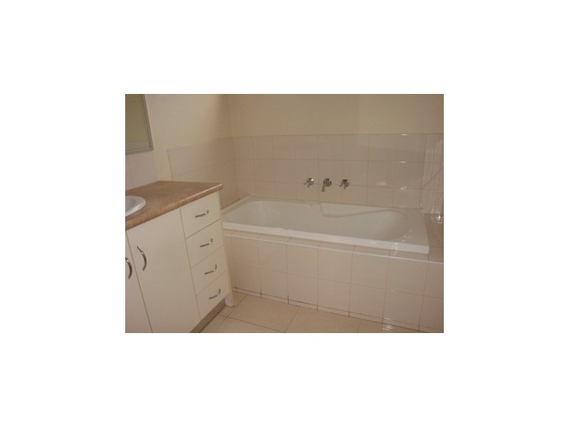 2/34  Valerian Avenue, Altona North VIC 3025