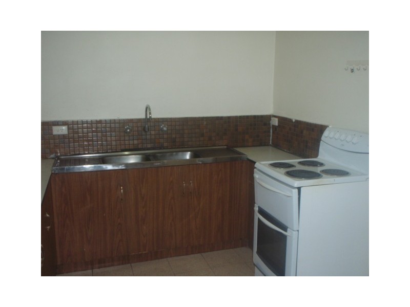 2/9  Albert Crescent, St Albans VIC 3021