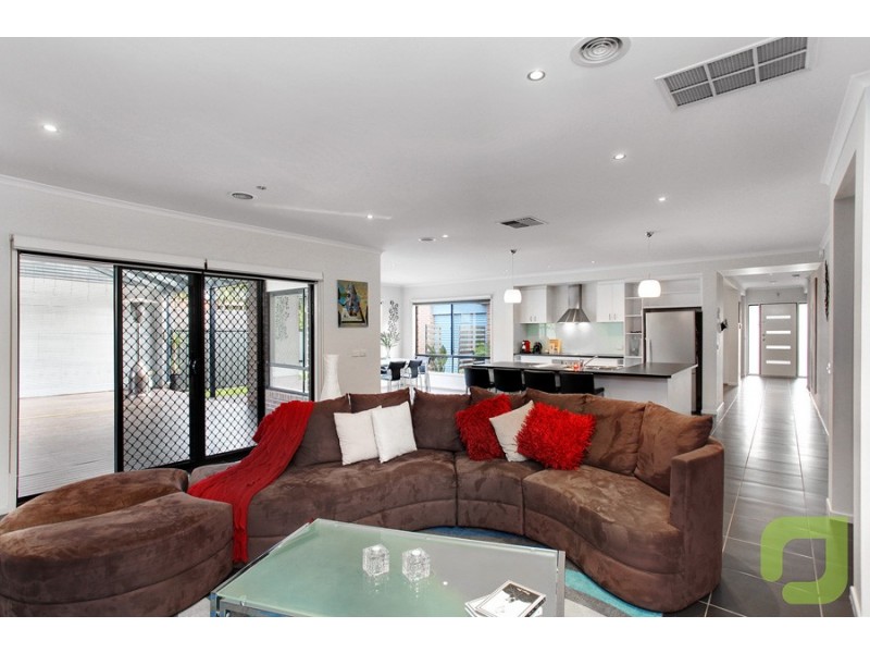 3 CJ Dennis Place, Point Cook VIC 3030