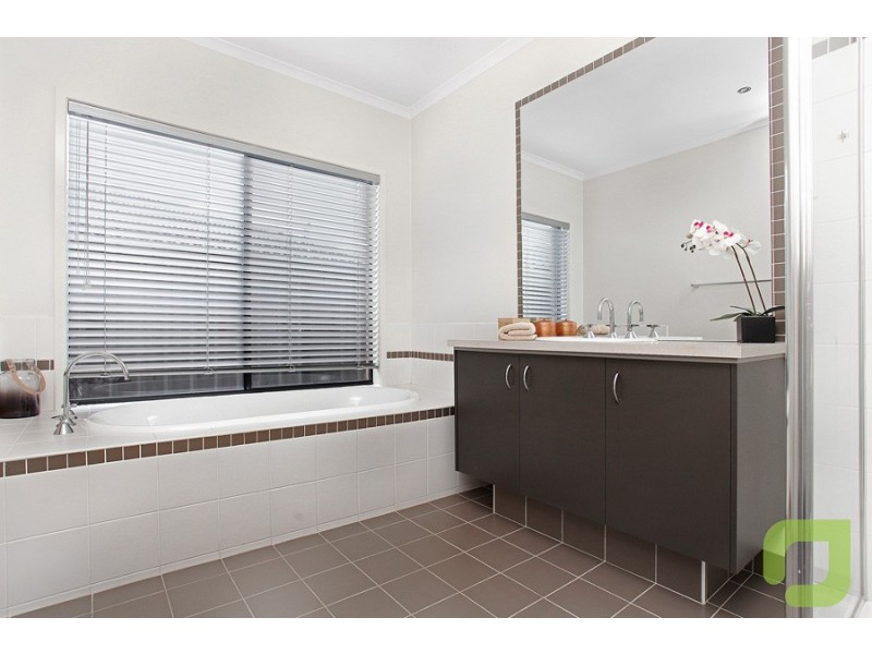 3 CJ Dennis Place, Point Cook VIC 3030
