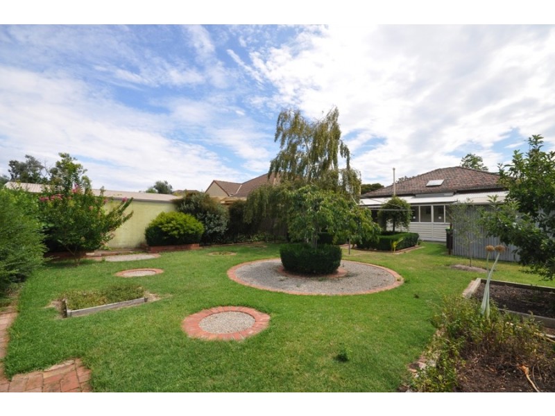 9 Oakdene Crescent, Carnegie VIC 3163