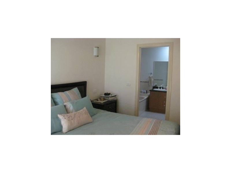 2/5 Amaranth Avenue, Altona North VIC 3025