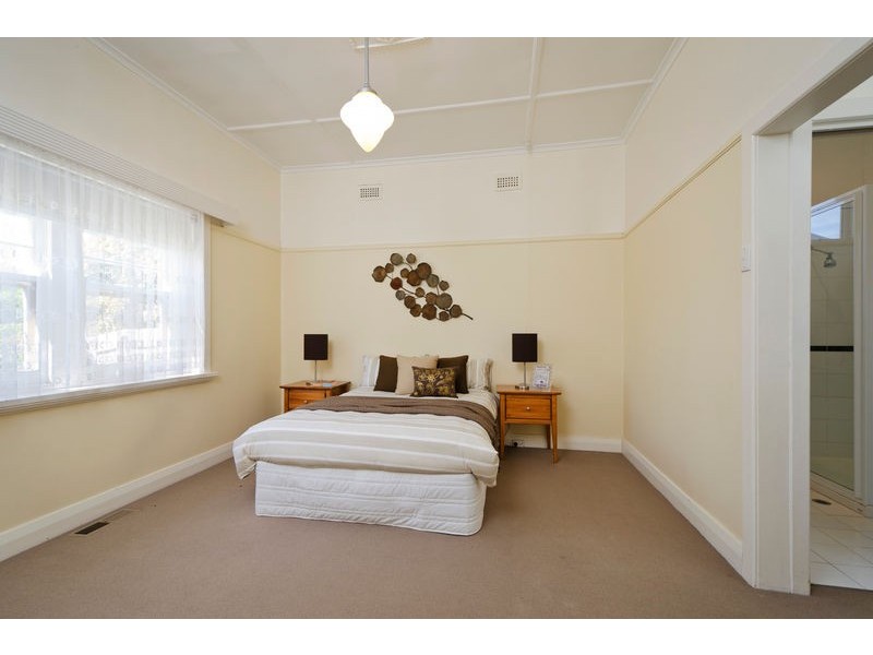 9 Farm Street, Newport VIC 3015