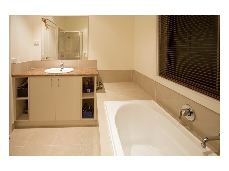 8 Issaacs Walk, Point Cook VIC 3030