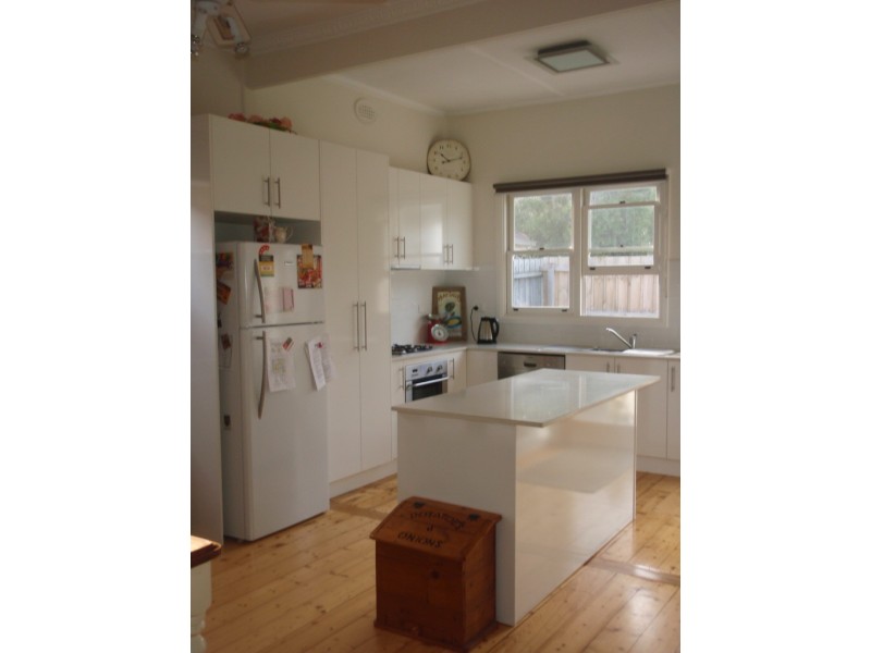 2 Kingaroy Road, Sunshine VIC 3020